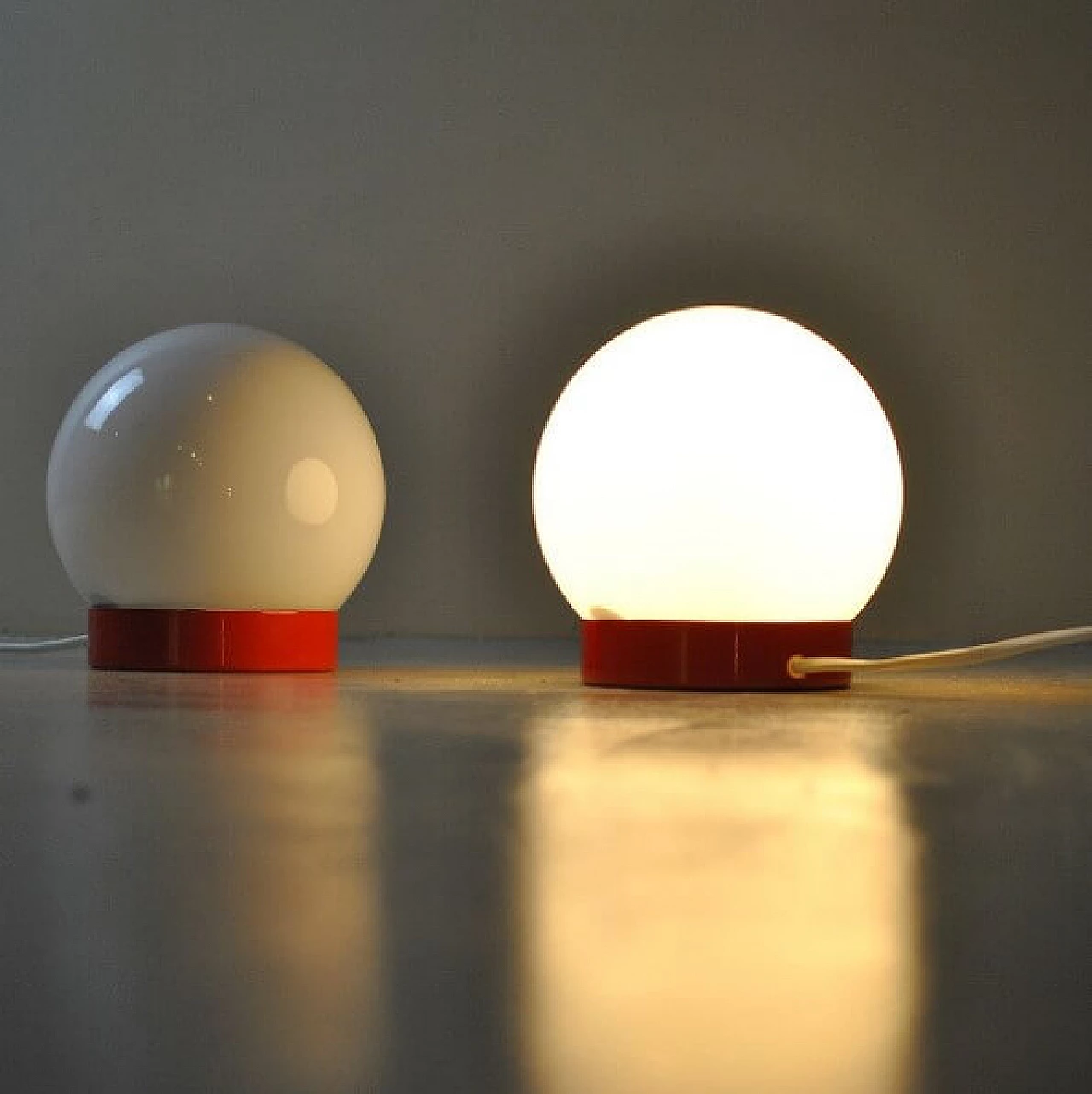 Coppia di lampade da comodino in metallo e vetro opalino, anni '60 1216258