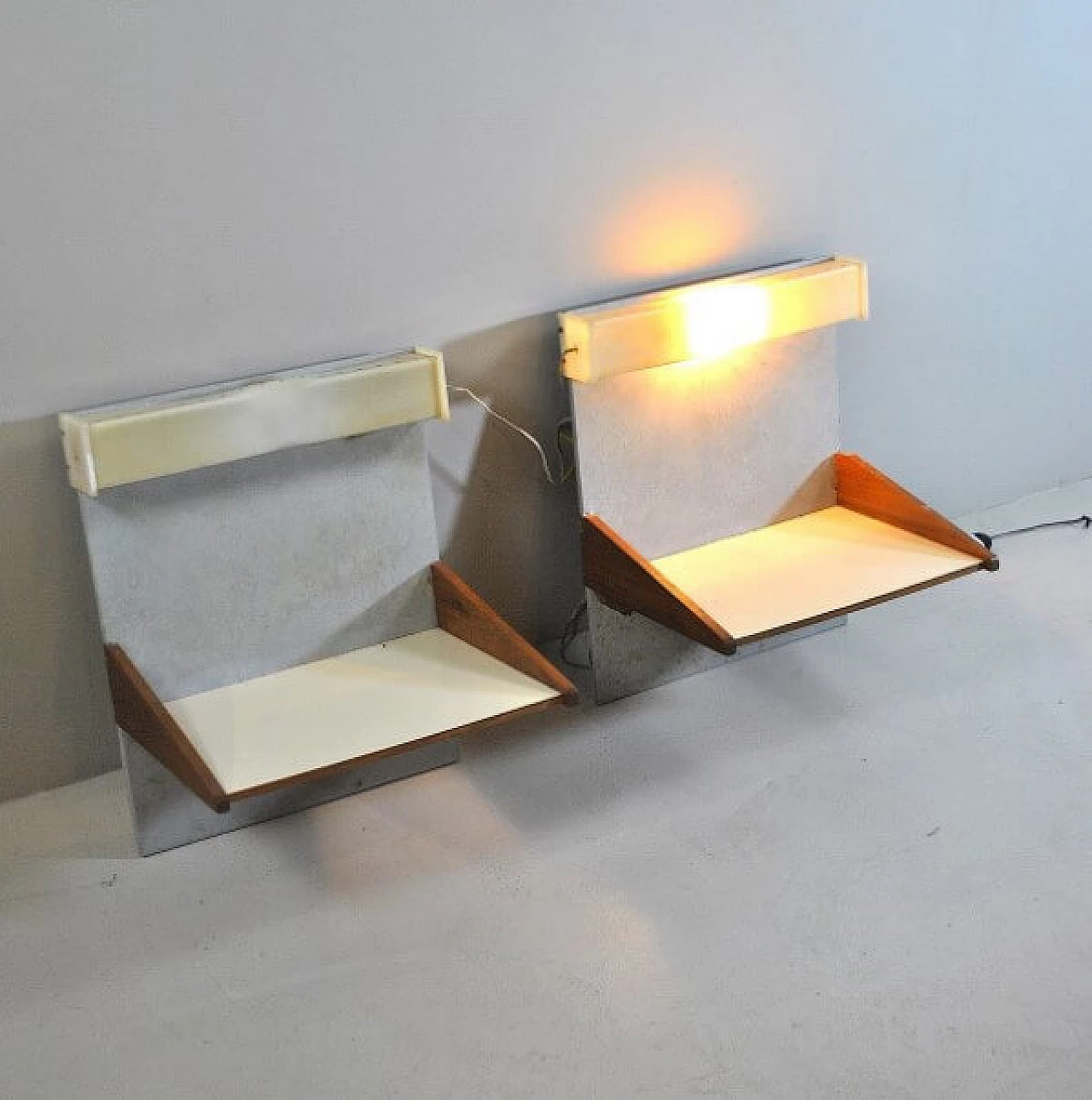 Pair of shelves in wood and perspex, 60s 1216385