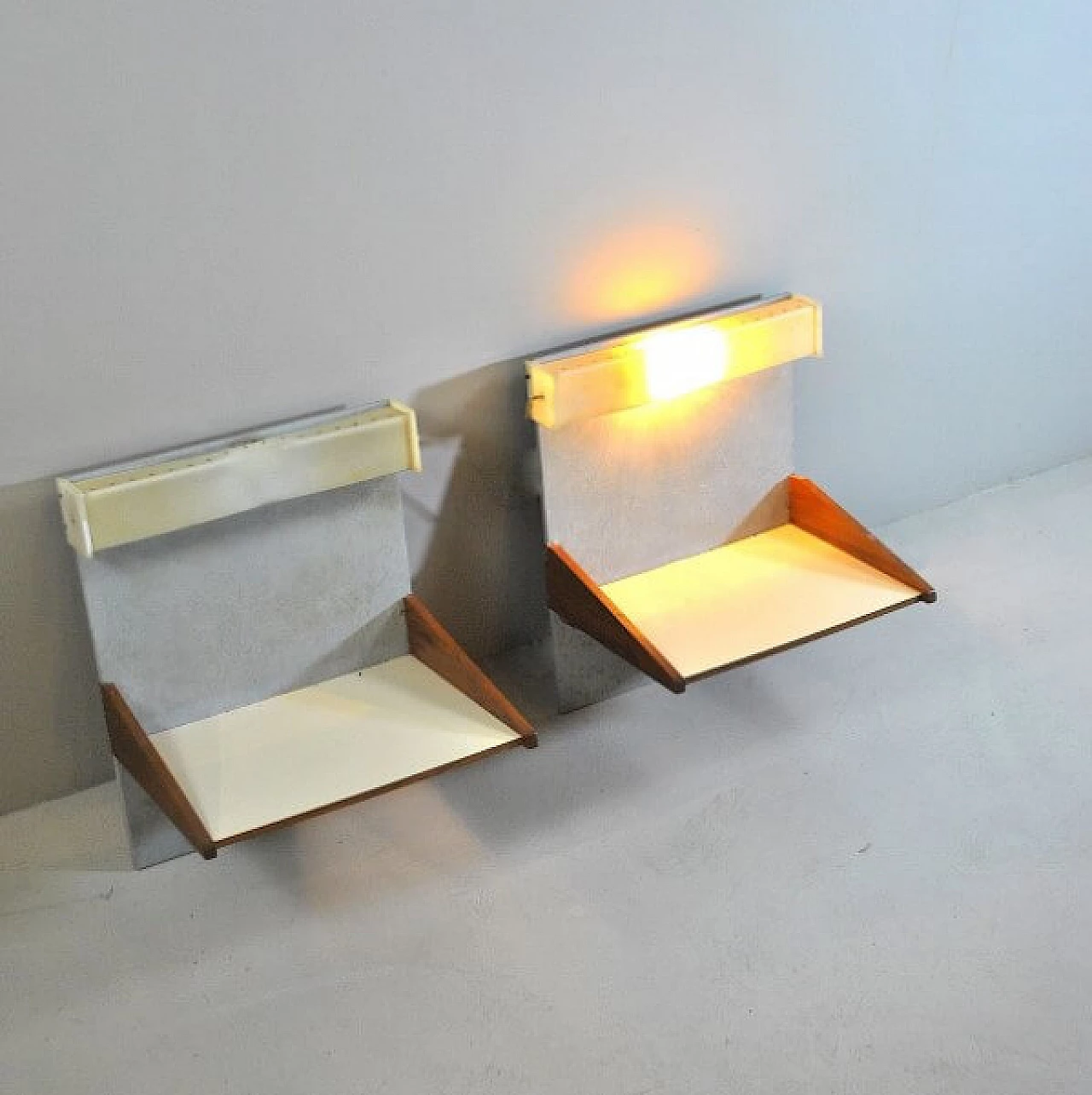 Pair of shelves in wood and perspex, 60s 1216386