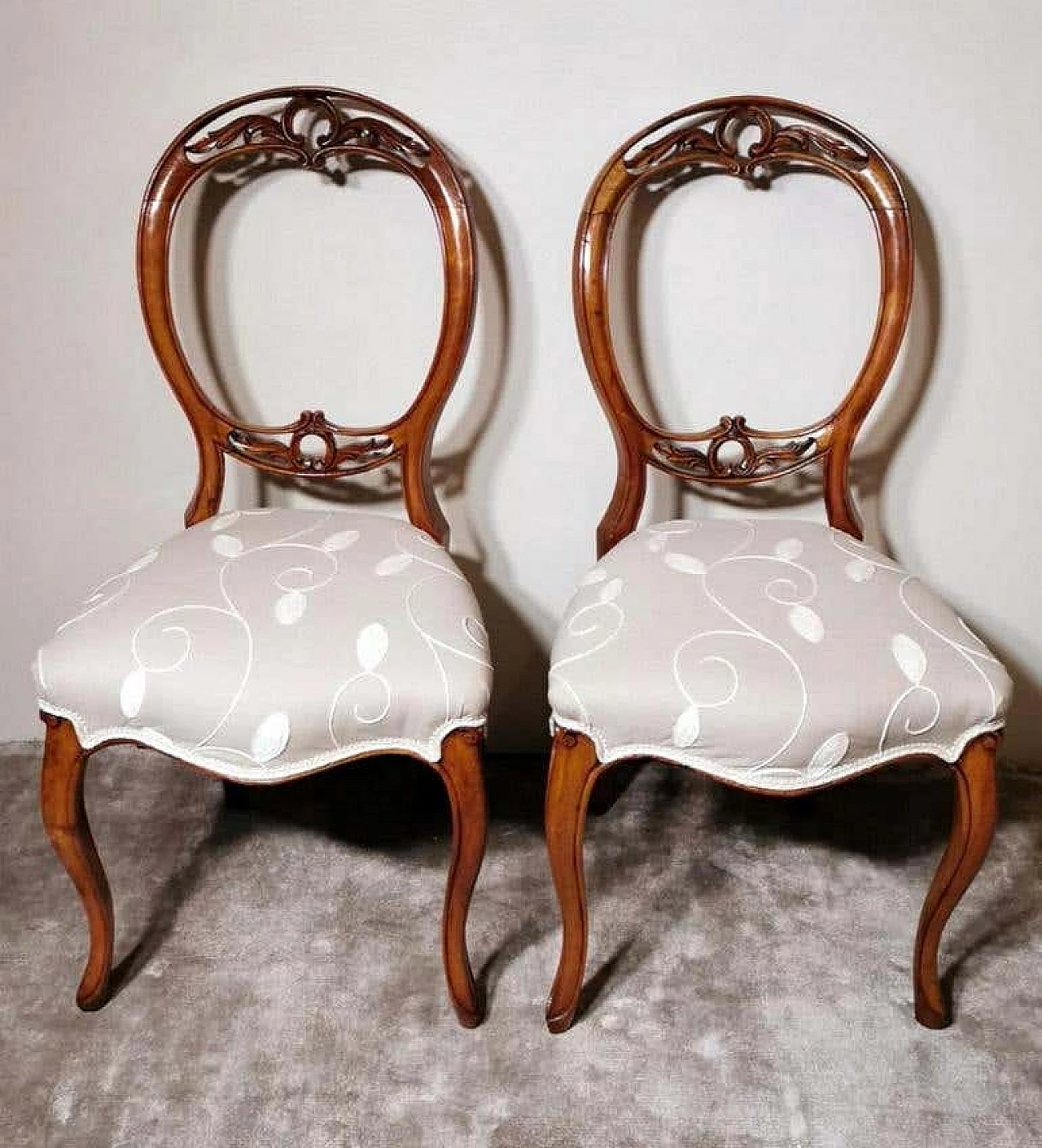Pair of Victorian  chairs in walnut  with balloon back, 19th century 1216806