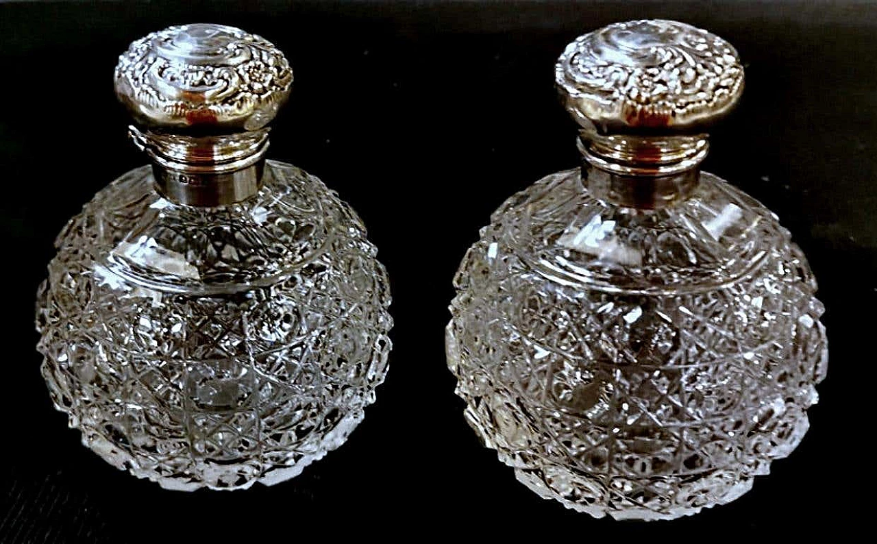 Coppia di flaconi da toilette in stile vittoriano in cristallo molato e argento, anni '10 1216900