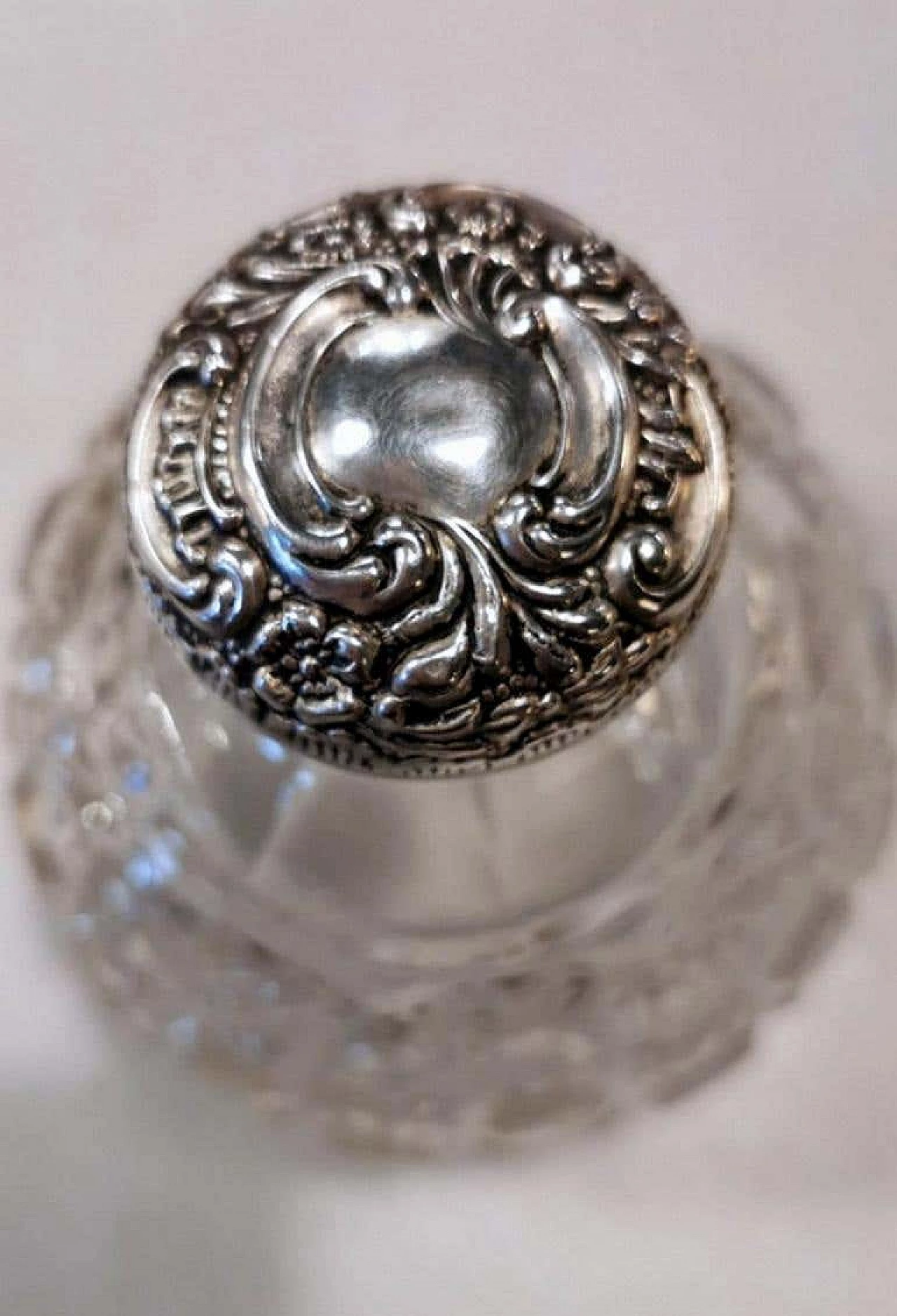 Coppia di flaconi da toilette in stile vittoriano in cristallo molato e argento, anni '10 1216902