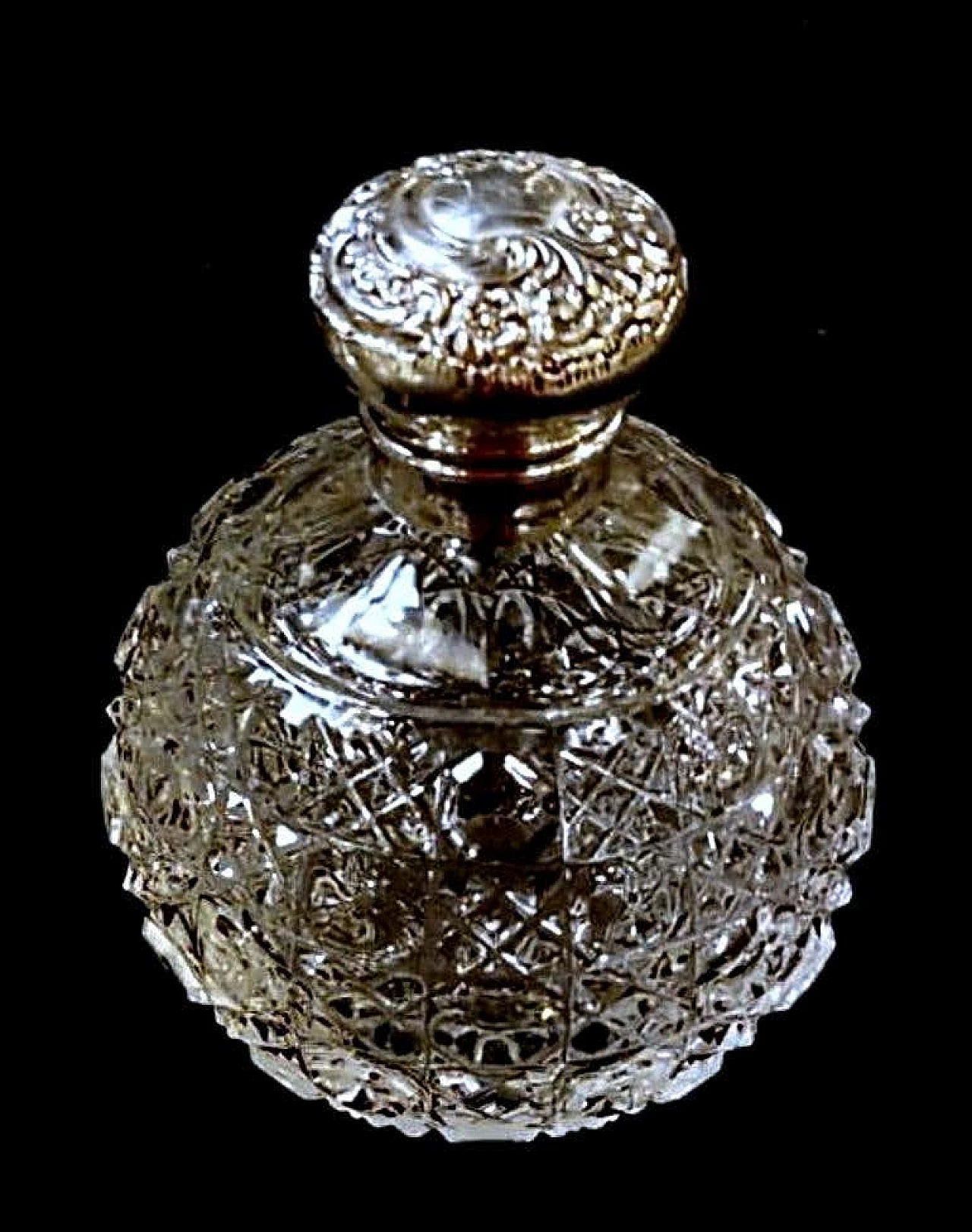 Coppia di flaconi da toilette in stile vittoriano in cristallo molato e argento, anni '10 1216907