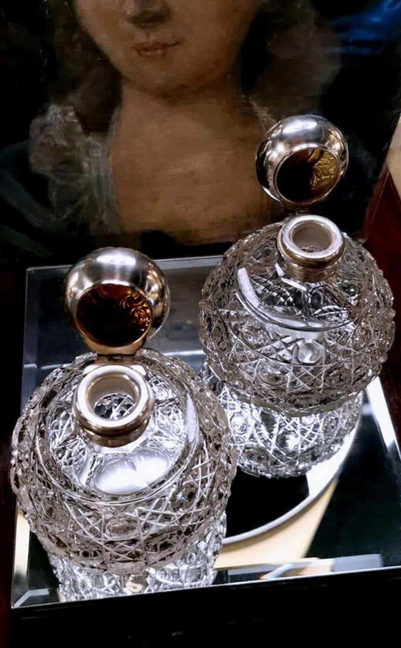 Coppia di flaconi da toilette in stile vittoriano in cristallo molato e argento, anni '10 1216909