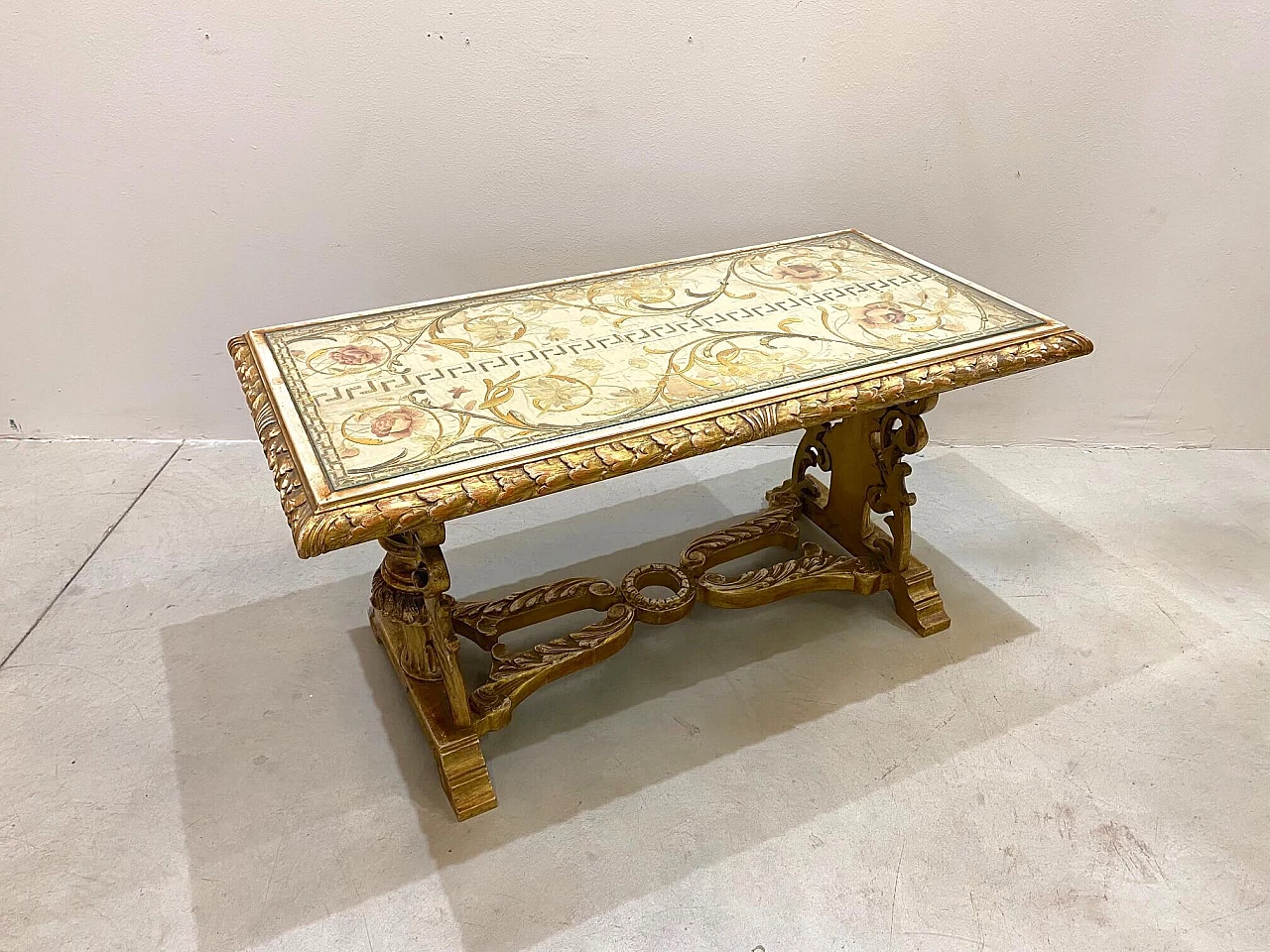Tavolino in stile antico con piano in seta, anni '40 1217267