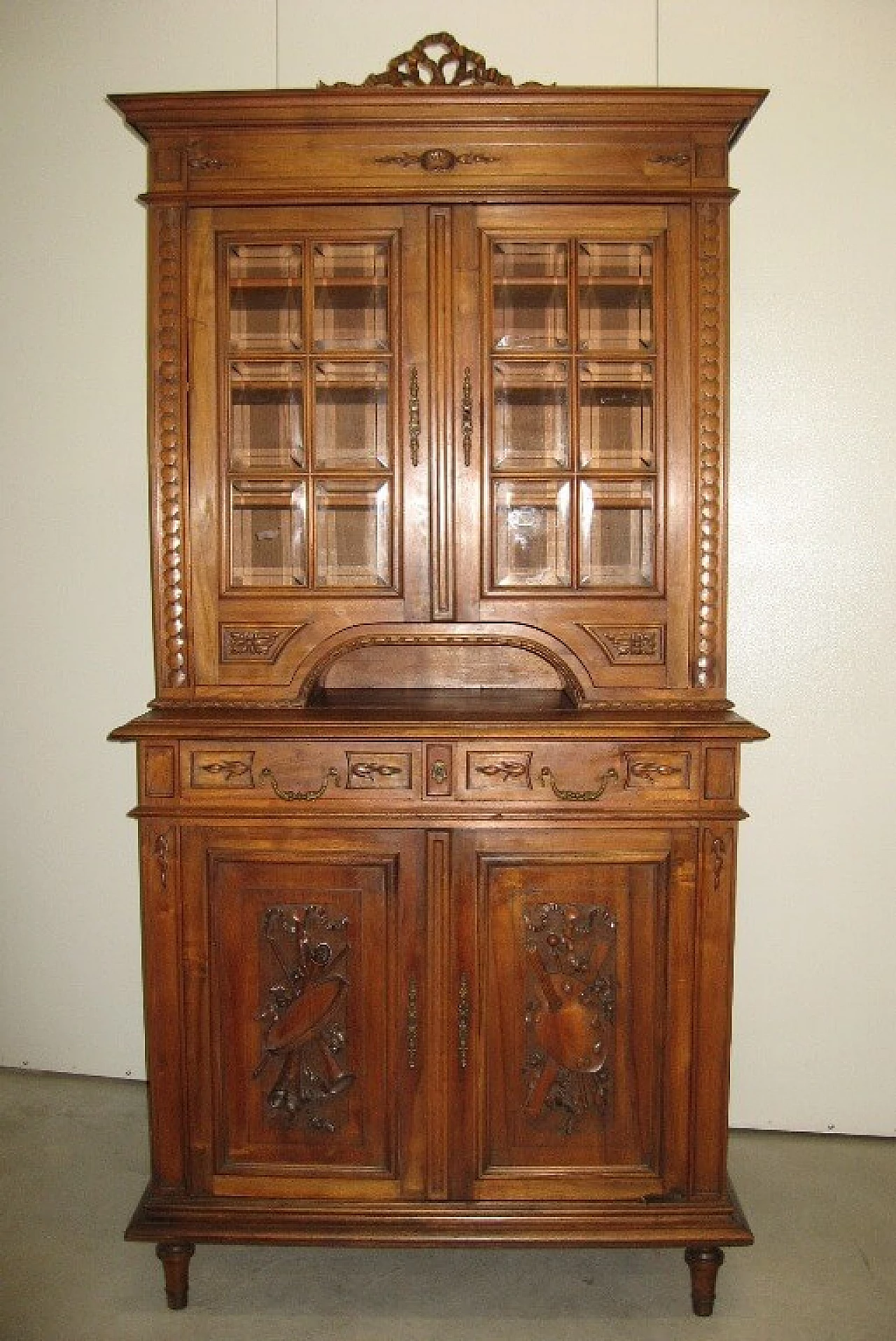 Credenza con alzata a vetri in noce massello, inizio '900 1217698