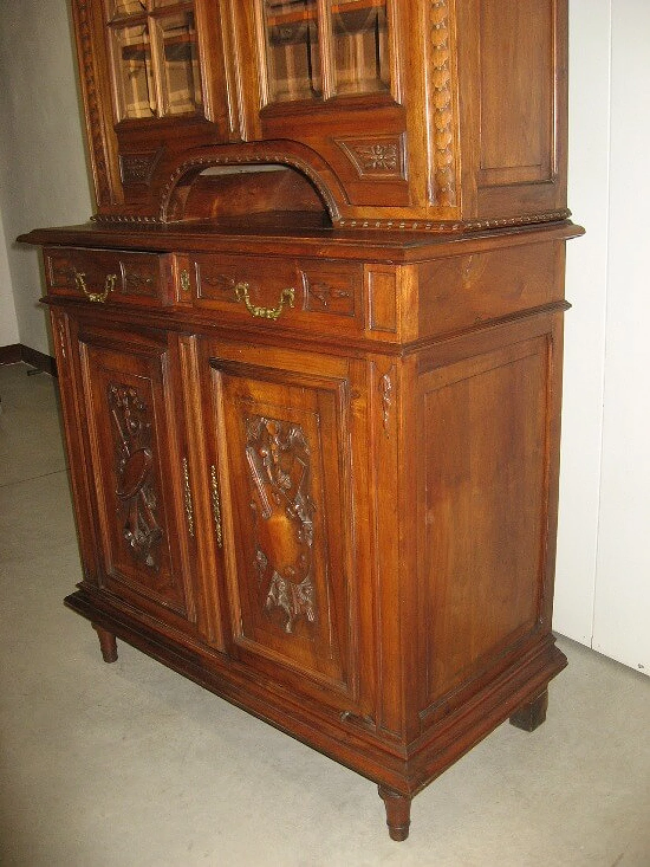 Credenza con alzata a vetri in noce massello, inizio '900 1217702