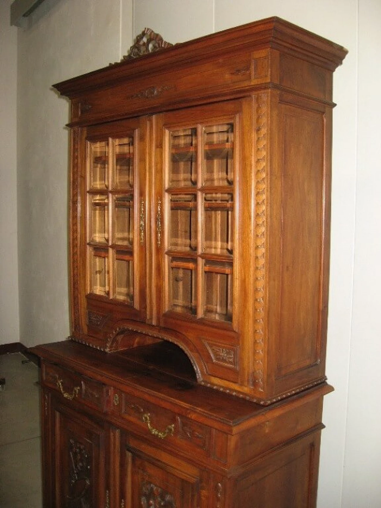 Credenza con alzata a vetri in noce massello, inizio '900 1217703