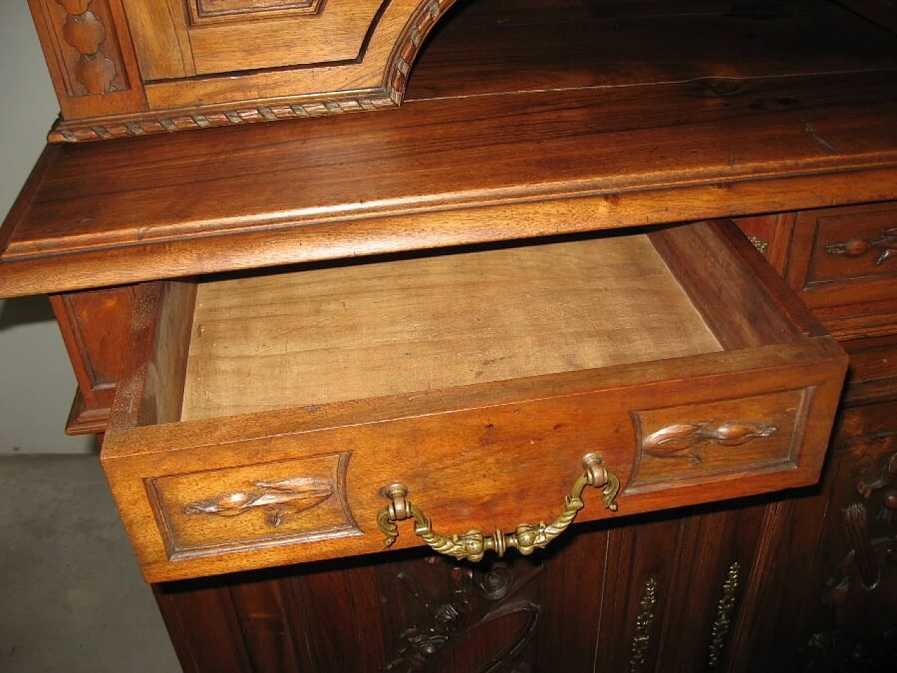 Credenza con alzata a vetri in noce massello, inizio '900 1217704