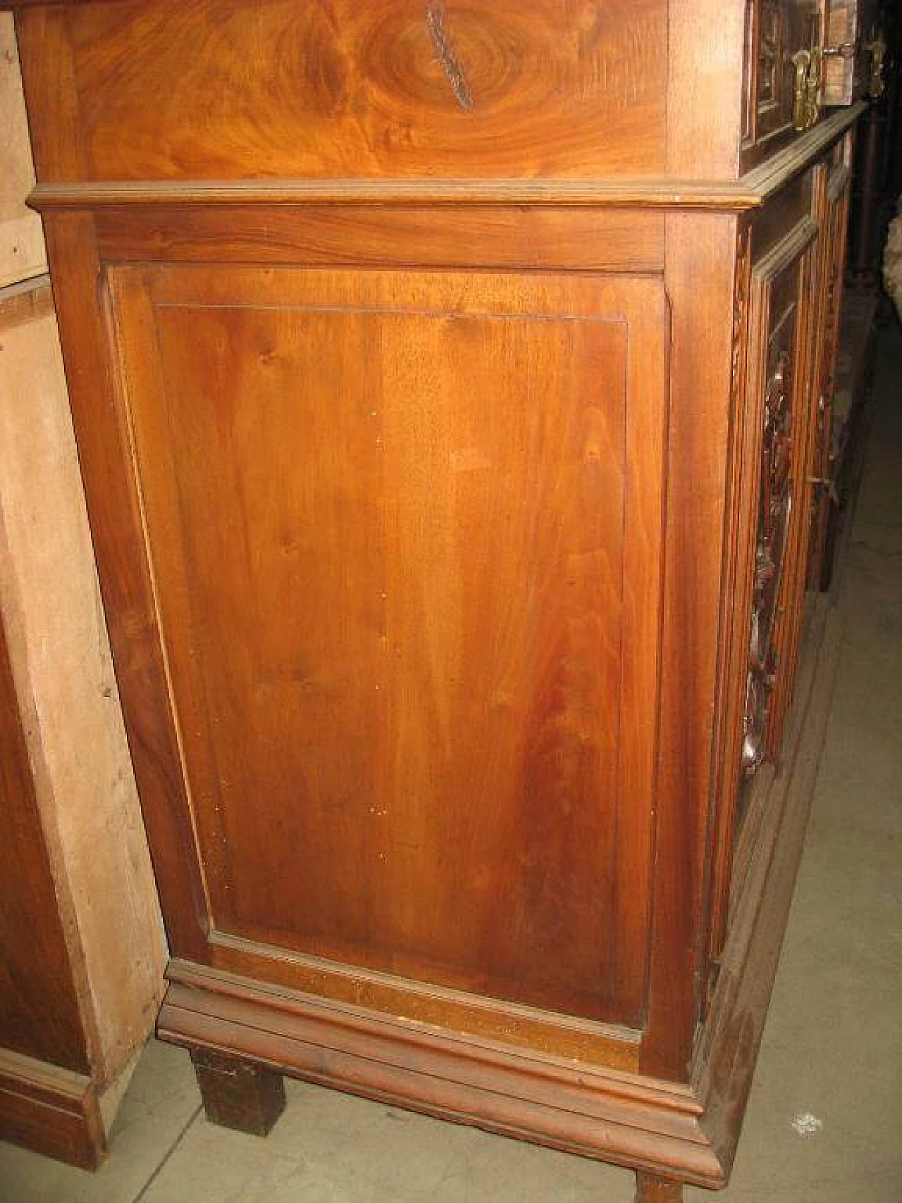 Credenza con alzata a vetri in noce massello, inizio '900 1217706