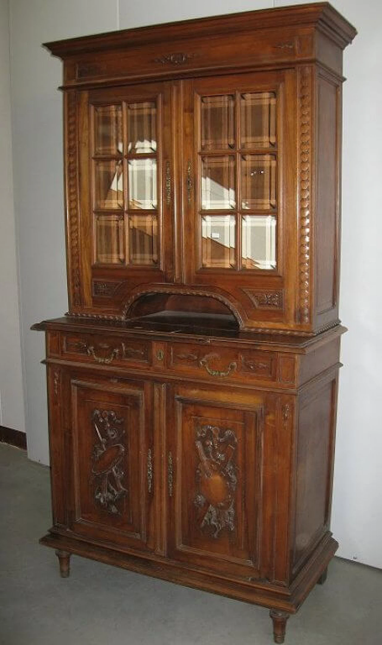 Credenza con alzata a vetri in noce massello, inizio '900 1217707