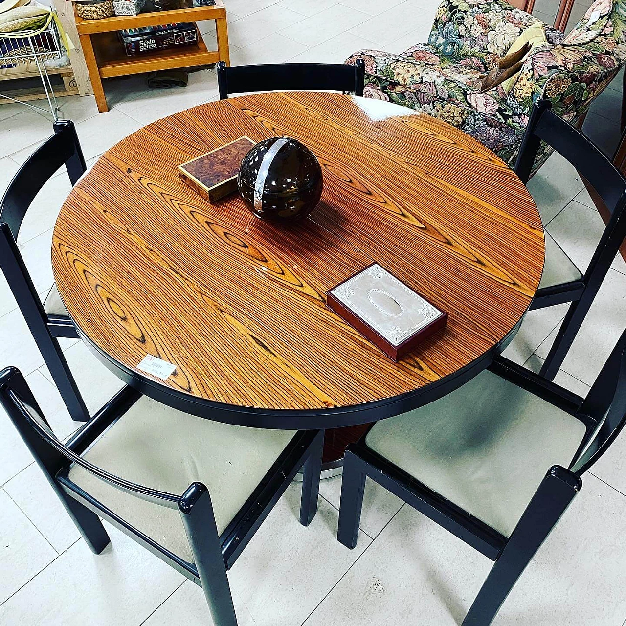 Tavolo rotondo allungabile e 4 sedie, anni '70 1218087