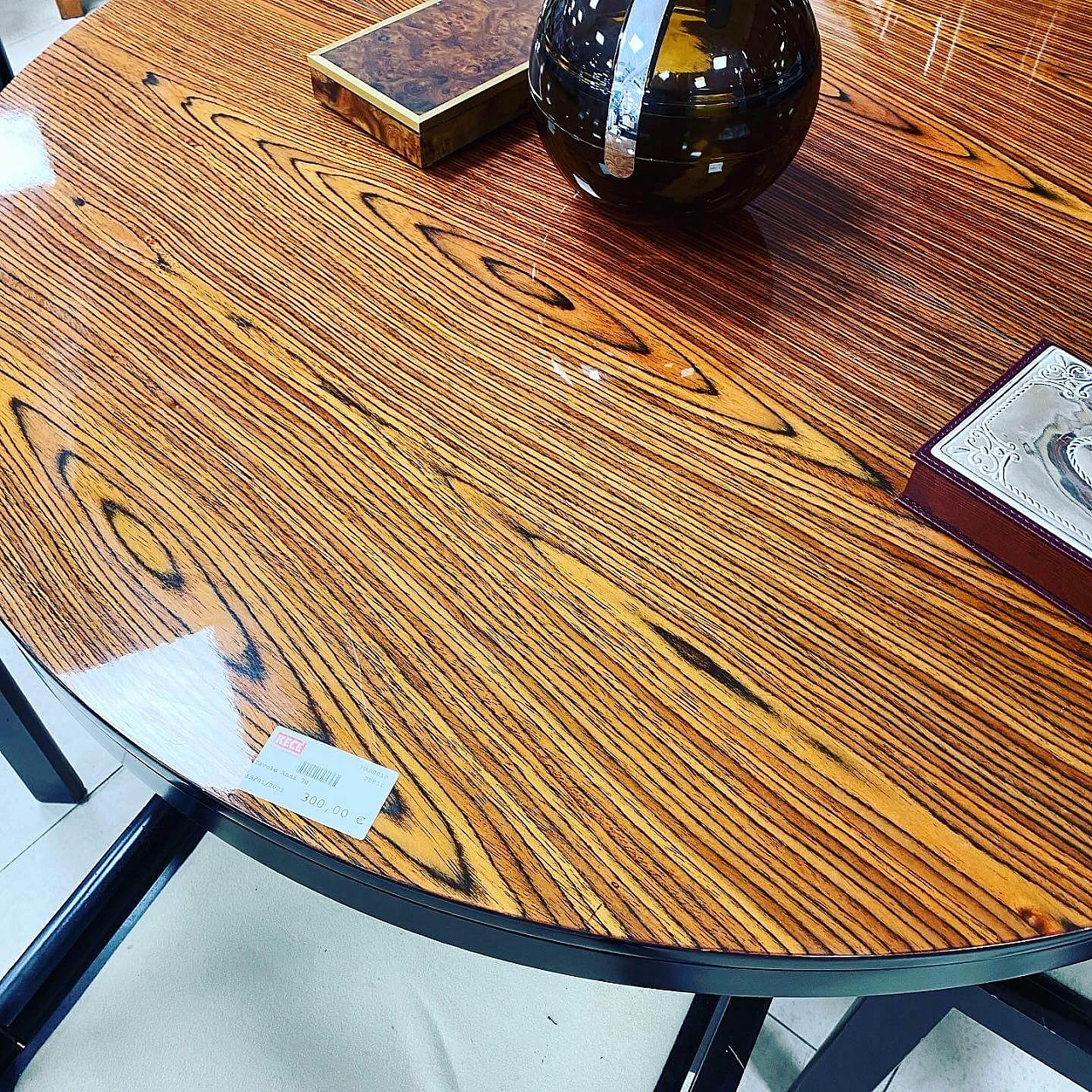 Tavolo rotondo allungabile e 4 sedie, anni '70 1218088