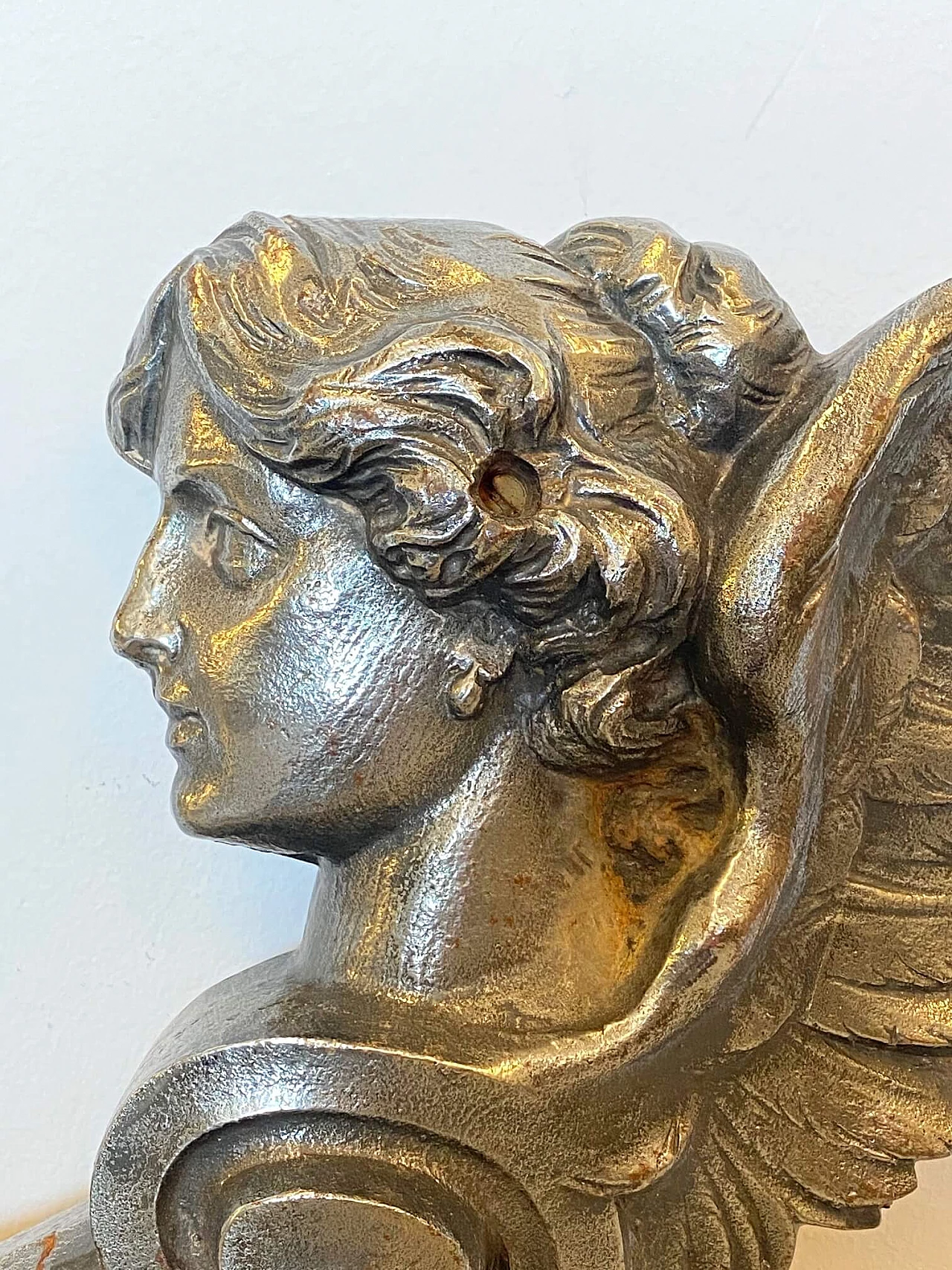 Coppia di elementi decorativi rappresentanti figure alate in ghisa, anni '10 1219094