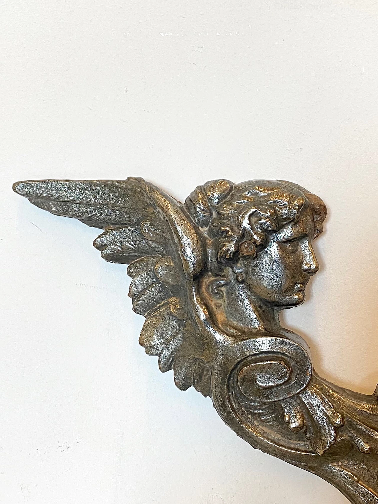 Coppia di elementi decorativi rappresentanti figure alate in ghisa, anni '10 1219096