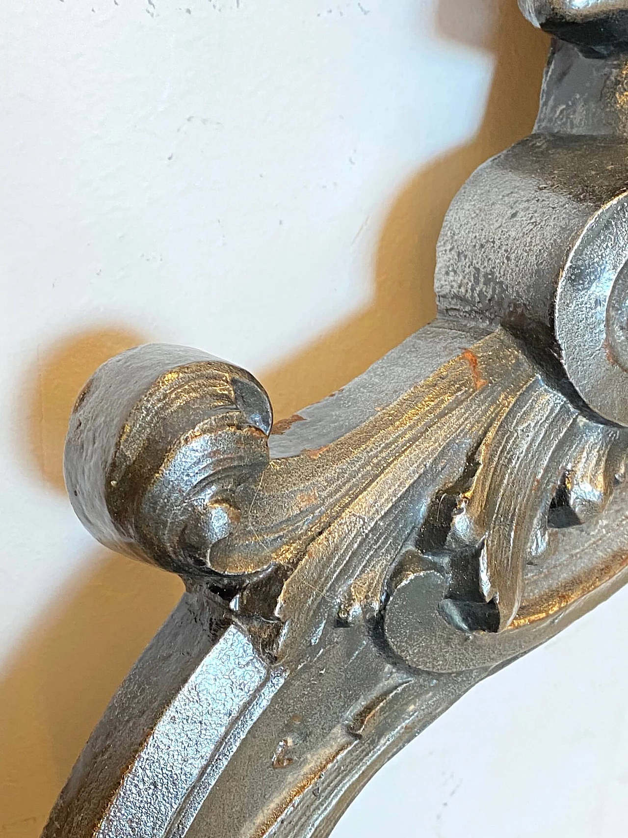 Coppia di elementi decorativi rappresentanti figure alate in ghisa, anni '10 1219098