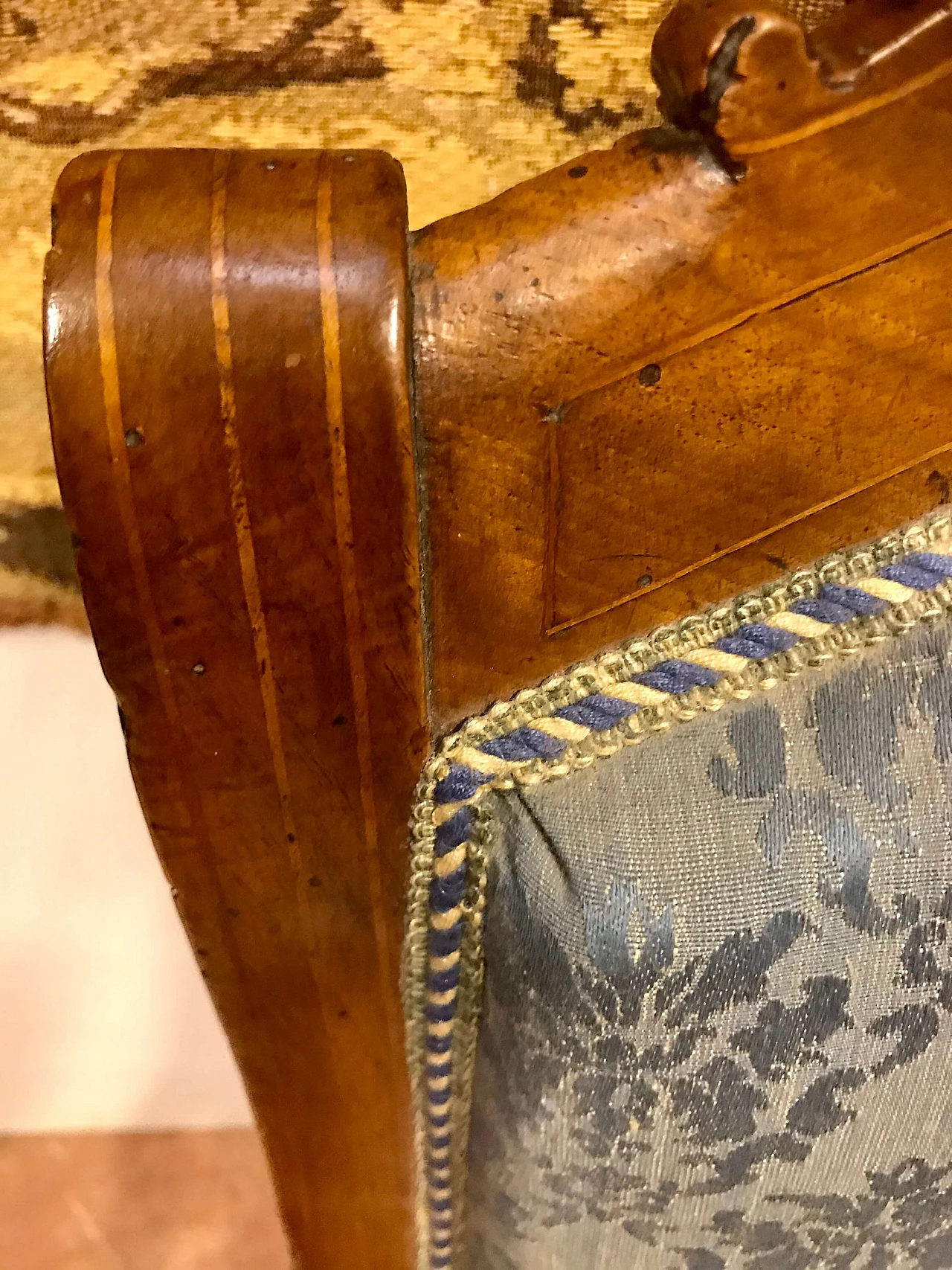 Poltrona Lombarda Carlo X in noce filettata ed intarsiata in acero, rivestita in tessuto, originale primi '800 1219322