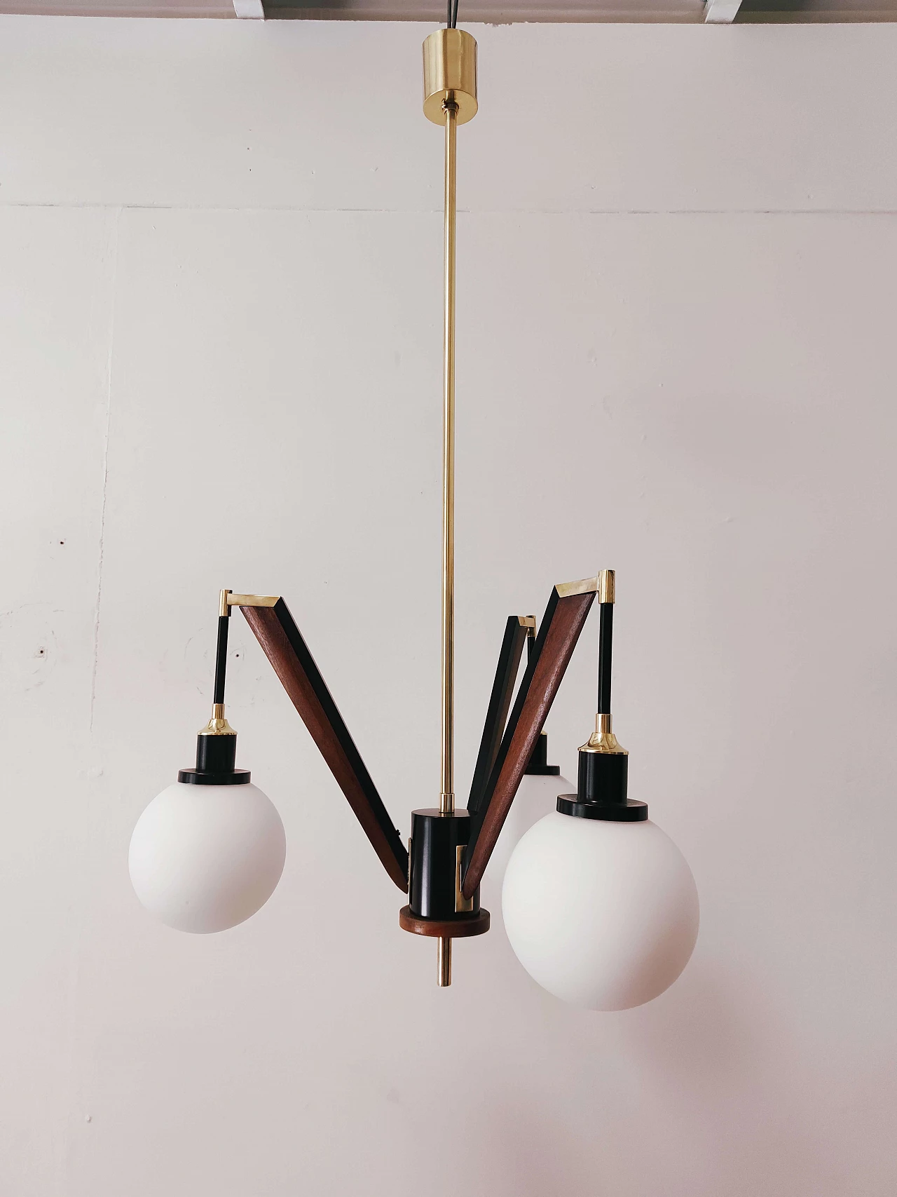 Spage Age chandelier in brass, wood and opaline glass, 70s 1219354