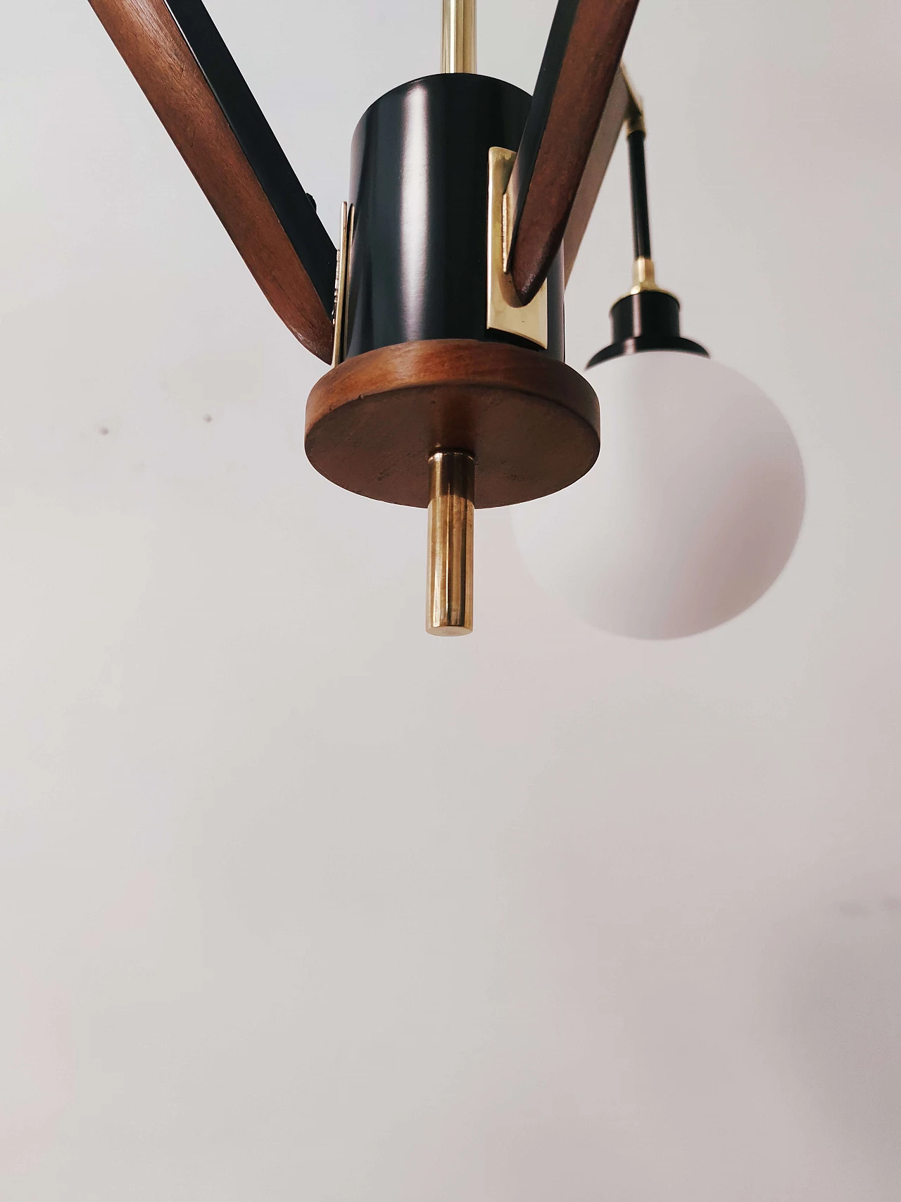 Spage Age chandelier in brass, wood and opaline glass, 70s 1219355