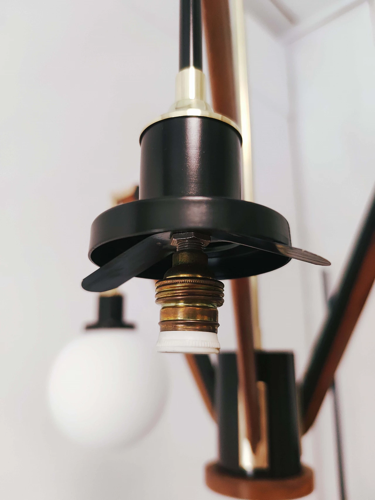 Spage Age chandelier in brass, wood and opaline glass, 70s 1219357