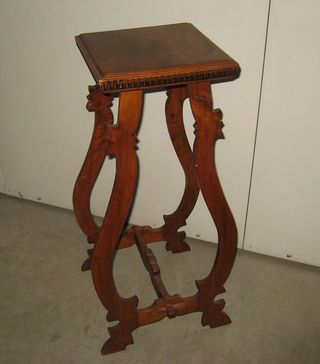 Walnut vase with lyre-shaped legs, early '900 1219401