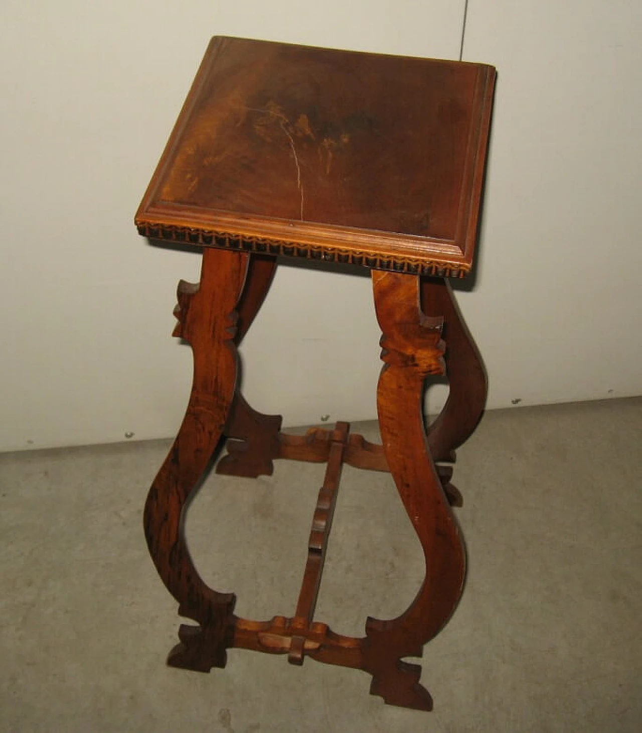 Walnut vase with lyre-shaped legs, early '900 1219408