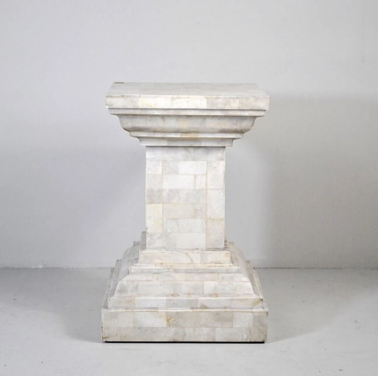 Colonna in legno ricoperta in tessere di marmo, anni '40 1219609