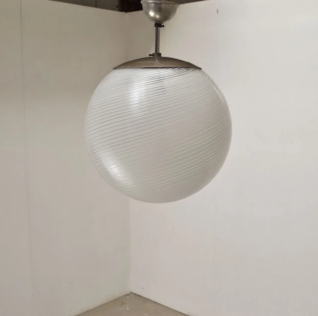 Sphere chandelier in steel and frosted glass by Alessandro Diaz de Santillana, 50s 1220061