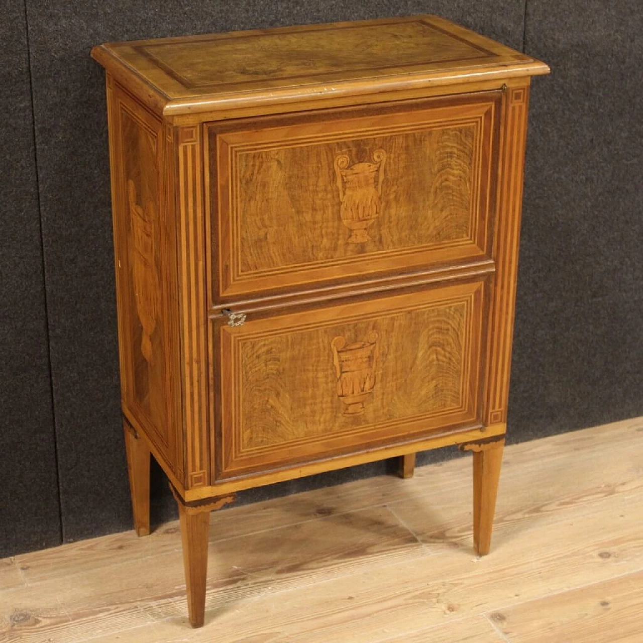 Credenza italiana in legno intarsiato in stile Luigi XVI 1220441