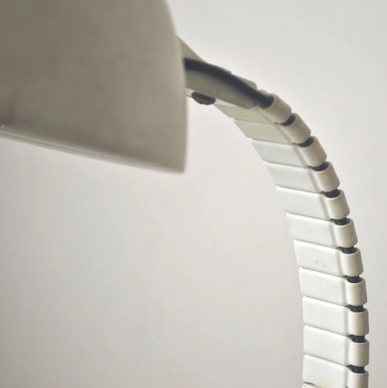 Vertebrae nr.660 table lamp in metal and plastic by Elio Martinelli for Martinelli Luce, 70s 1221160