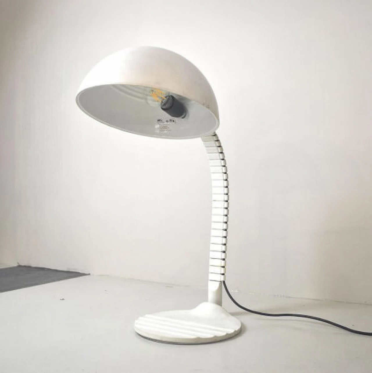 Vertebrae nr.660 table lamp in metal and plastic by Elio Martinelli for Martinelli Luce, 70s 1221163