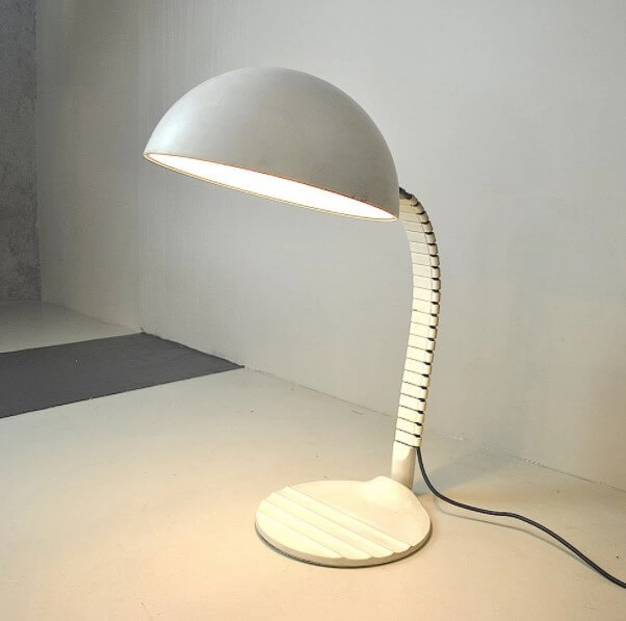 Vertebrae nr.660 table lamp in metal and plastic by Elio Martinelli for Martinelli Luce, 70s 1221169