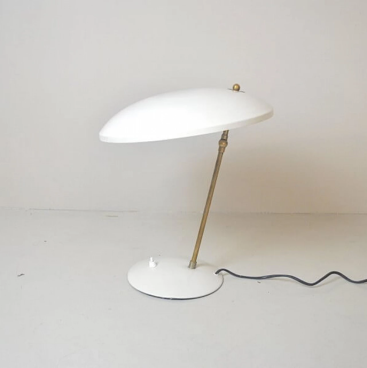 Lampada da tavolo in alluminio e ottone, anni '50 1221248