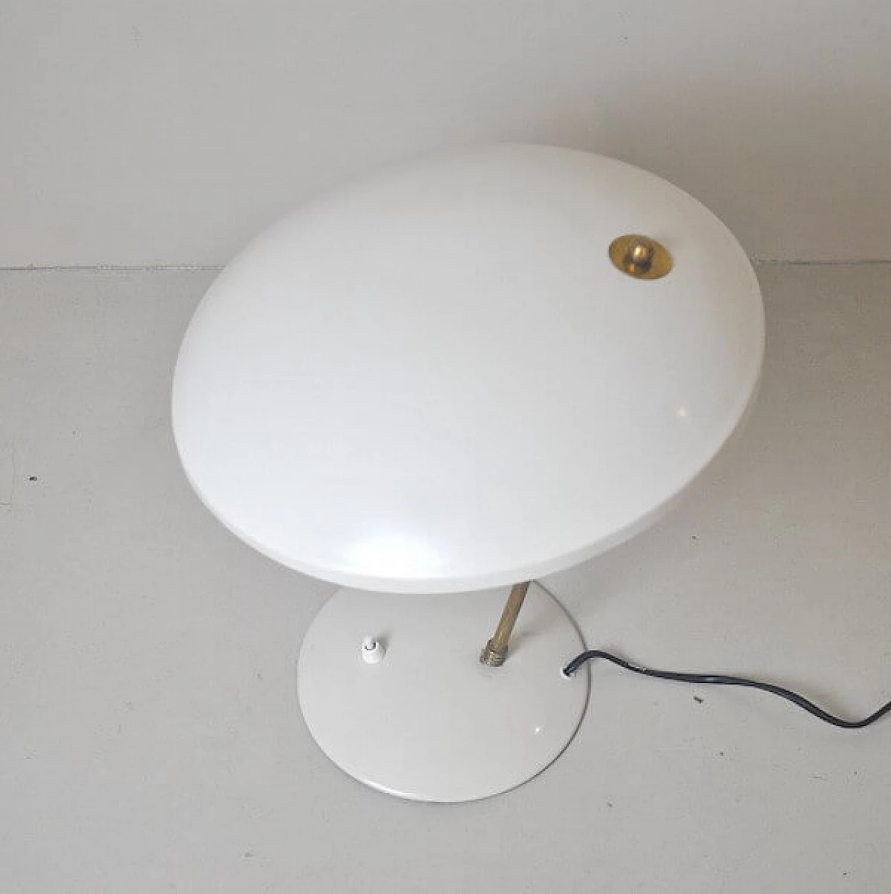 Lampada da tavolo in alluminio e ottone, anni '50 1221253