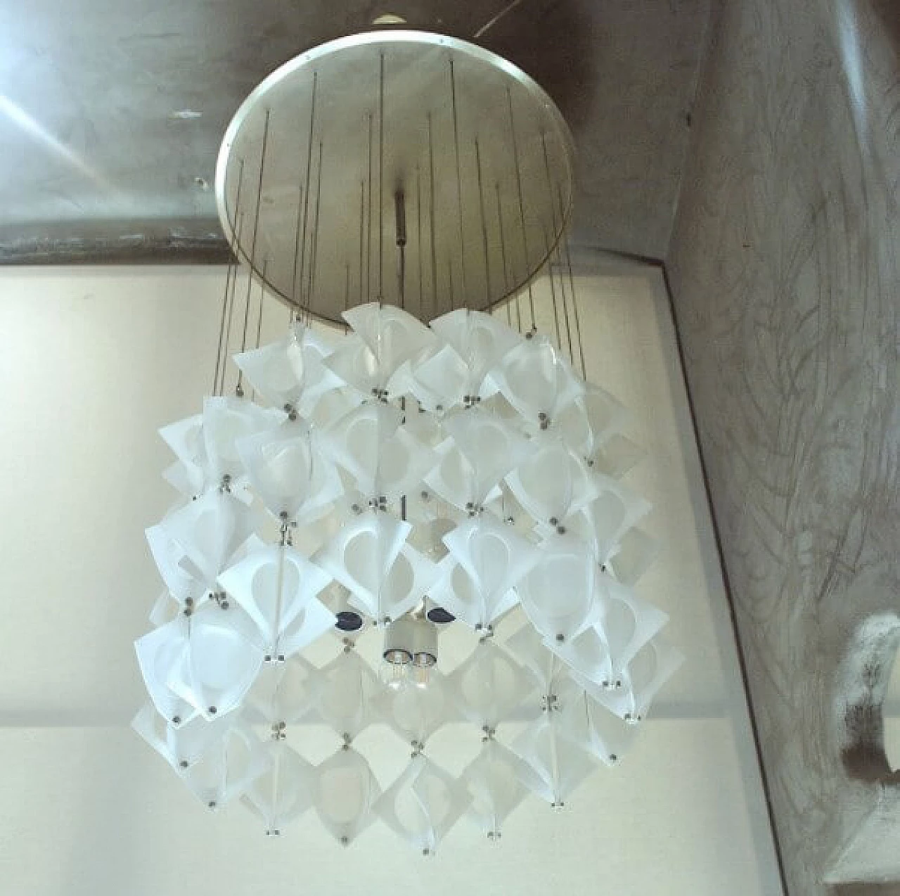 Lampadario in alluminio e vetro opalino di Mazzega, anni '60 1221314