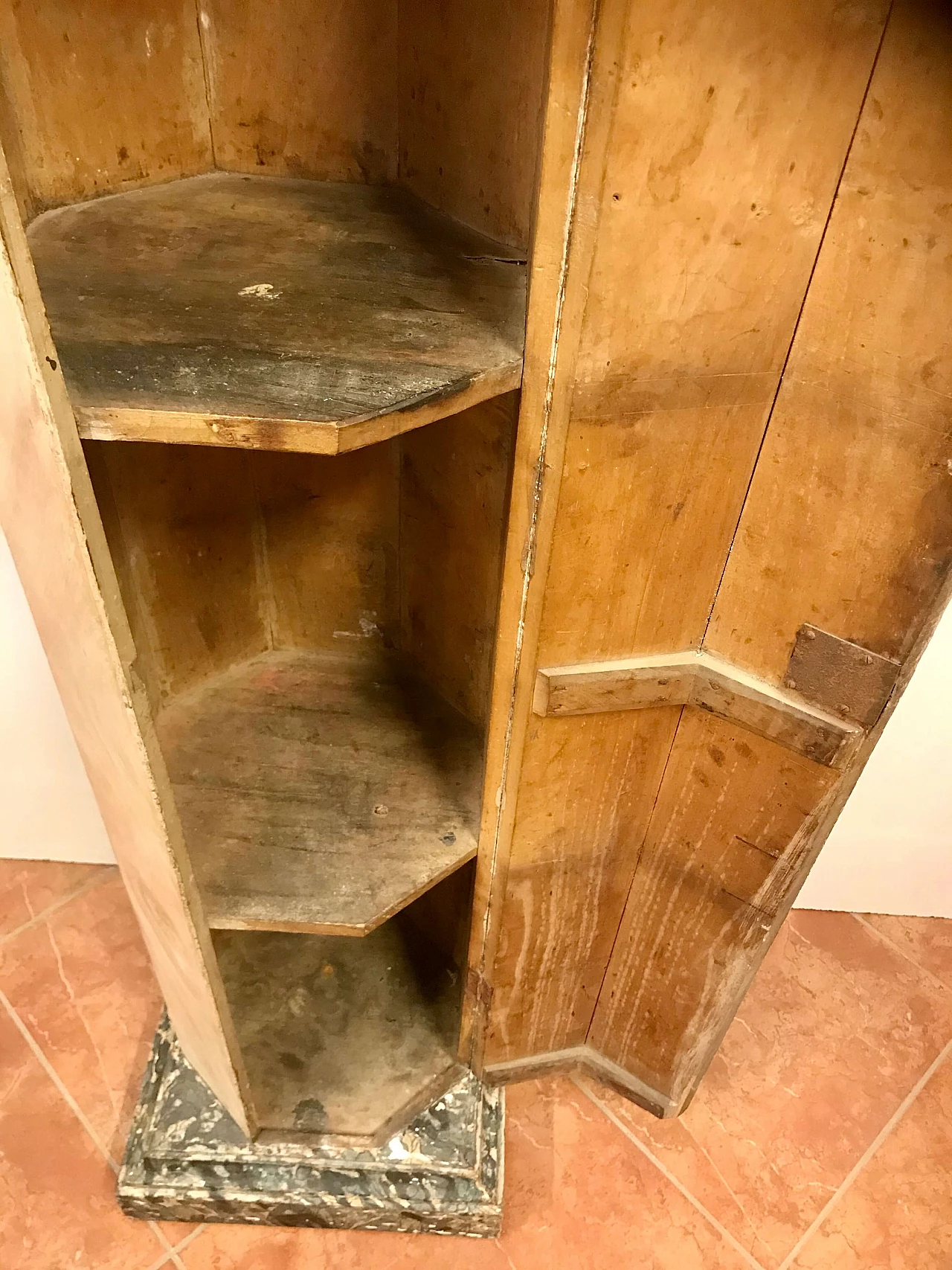 Colonna Stipo ottagonale laccata finto marmo, epoca Impero, Piemonte, primi '800 1221819