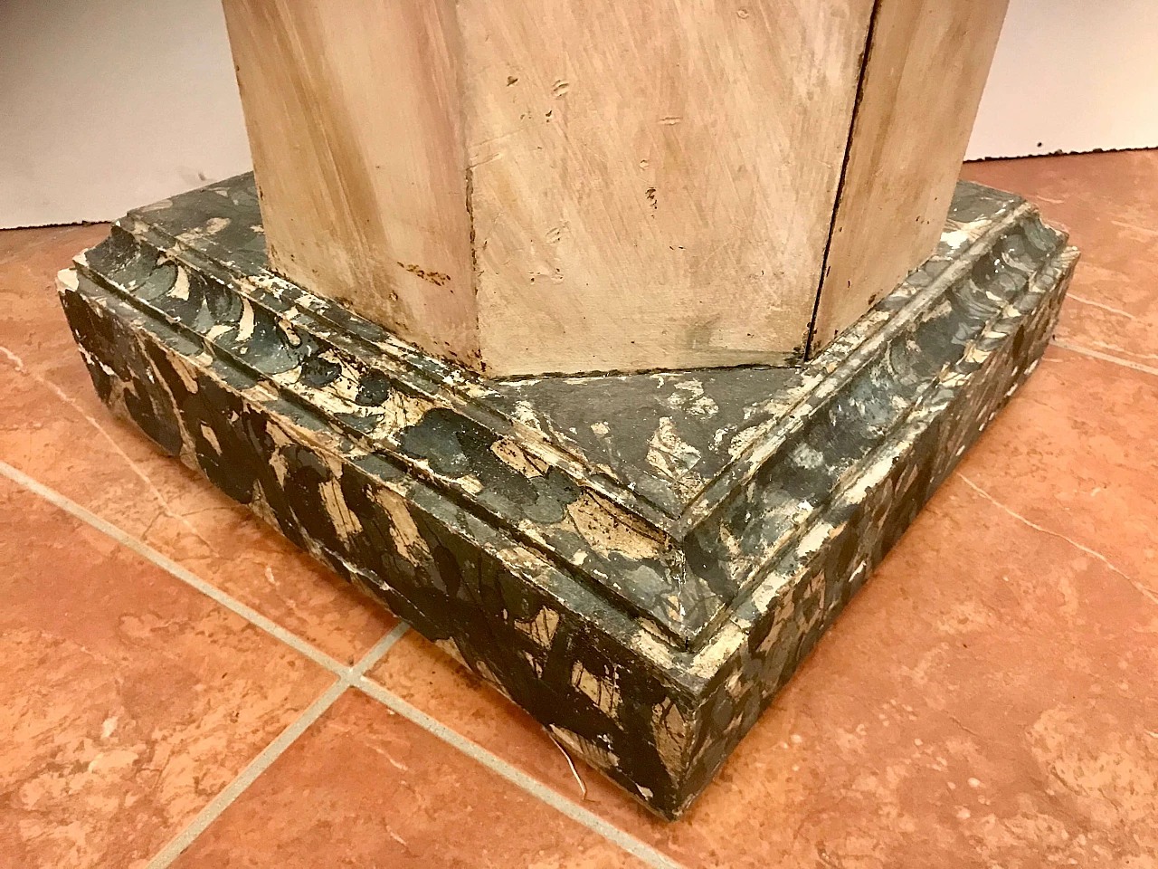Colonna Stipo ottagonale laccata finto marmo, epoca Impero, Piemonte, primi '800 1221820