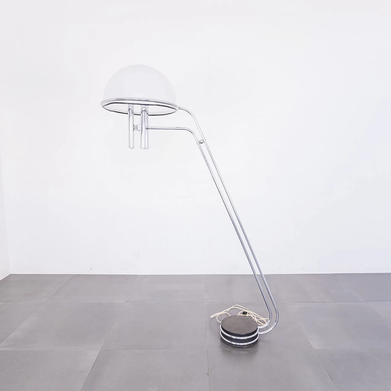 Floor lamp in chromed metal and plexiglass, 70s 1221824