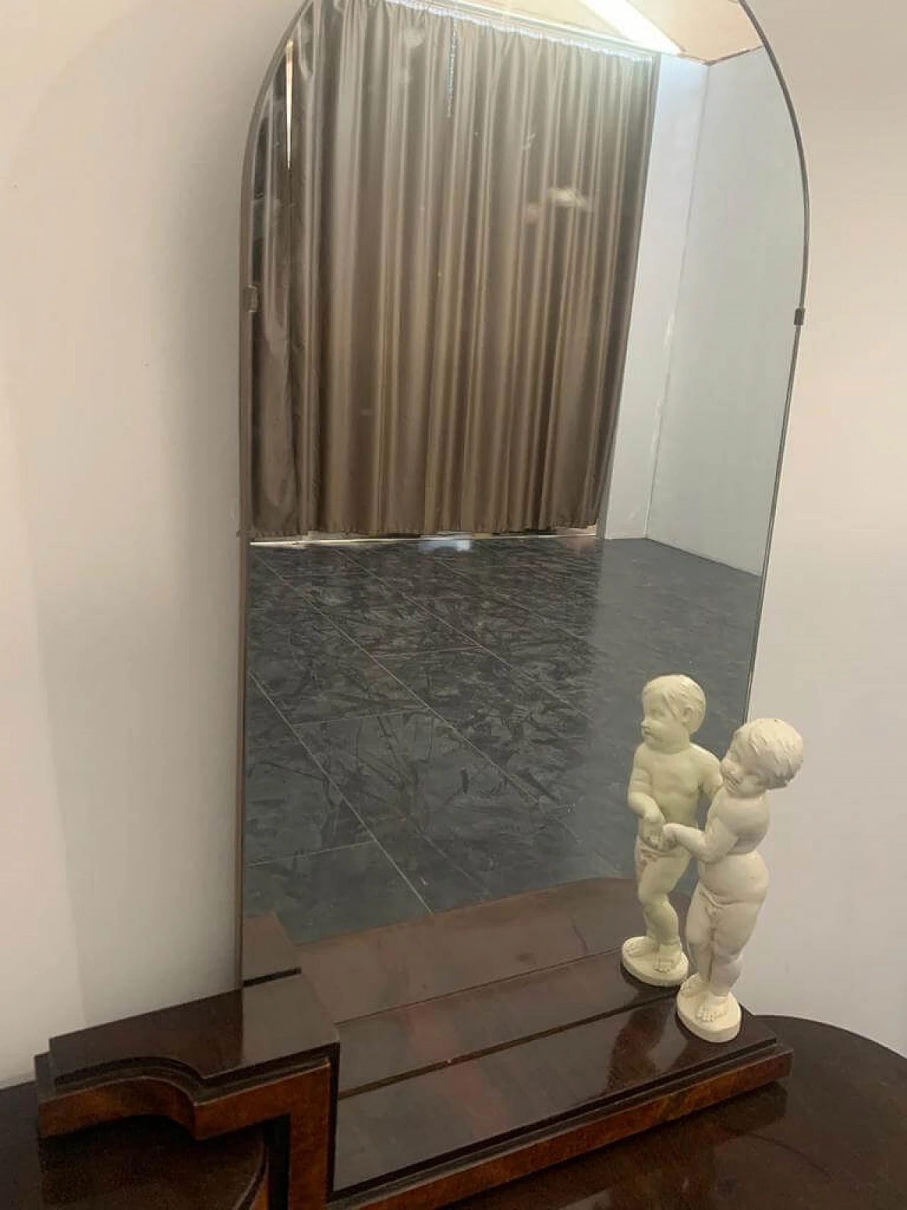 Cassettiera di Ducrot in palissandro e noce con specchio e cherubino, anni '20 1222017