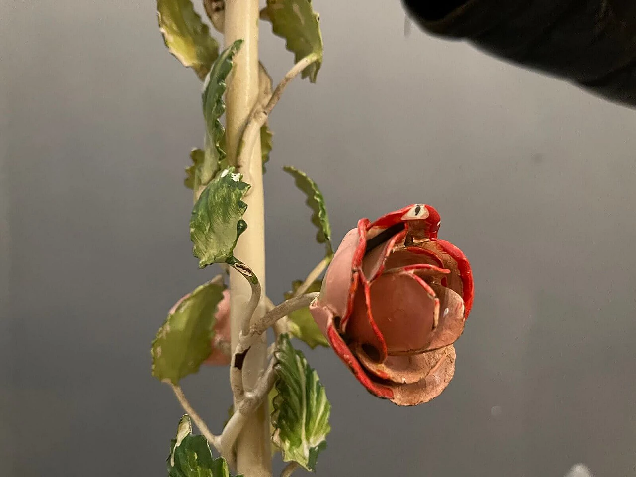 Lampadario con fiori in metallo smaltati, anni '60 1222442