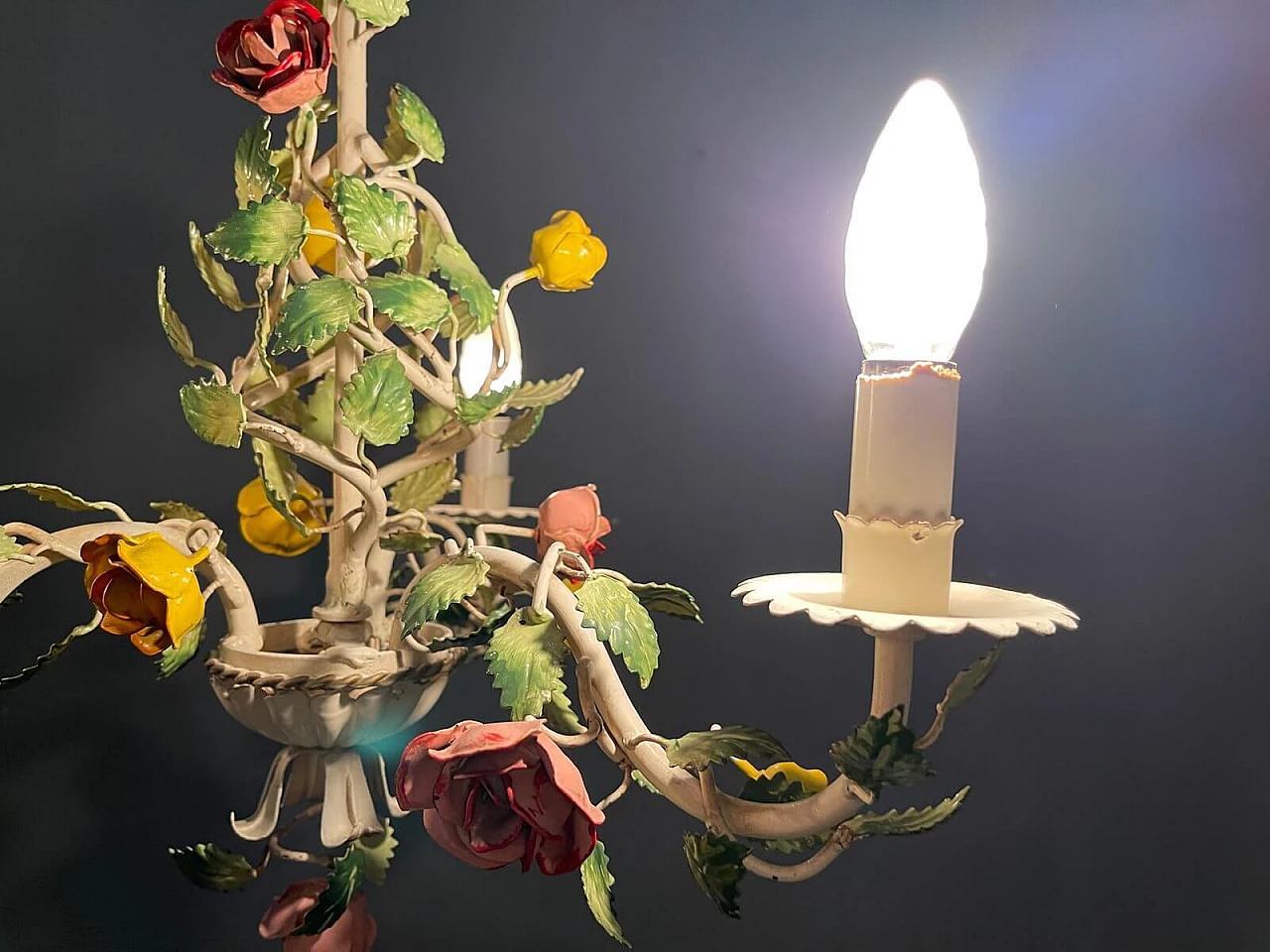 Lampadario con fiori in metallo smaltati, anni '60 1222444