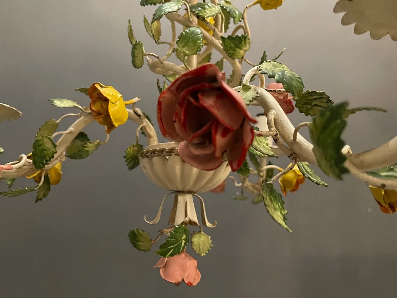 Lampadario con fiori in metallo smaltati, anni '60 1222445