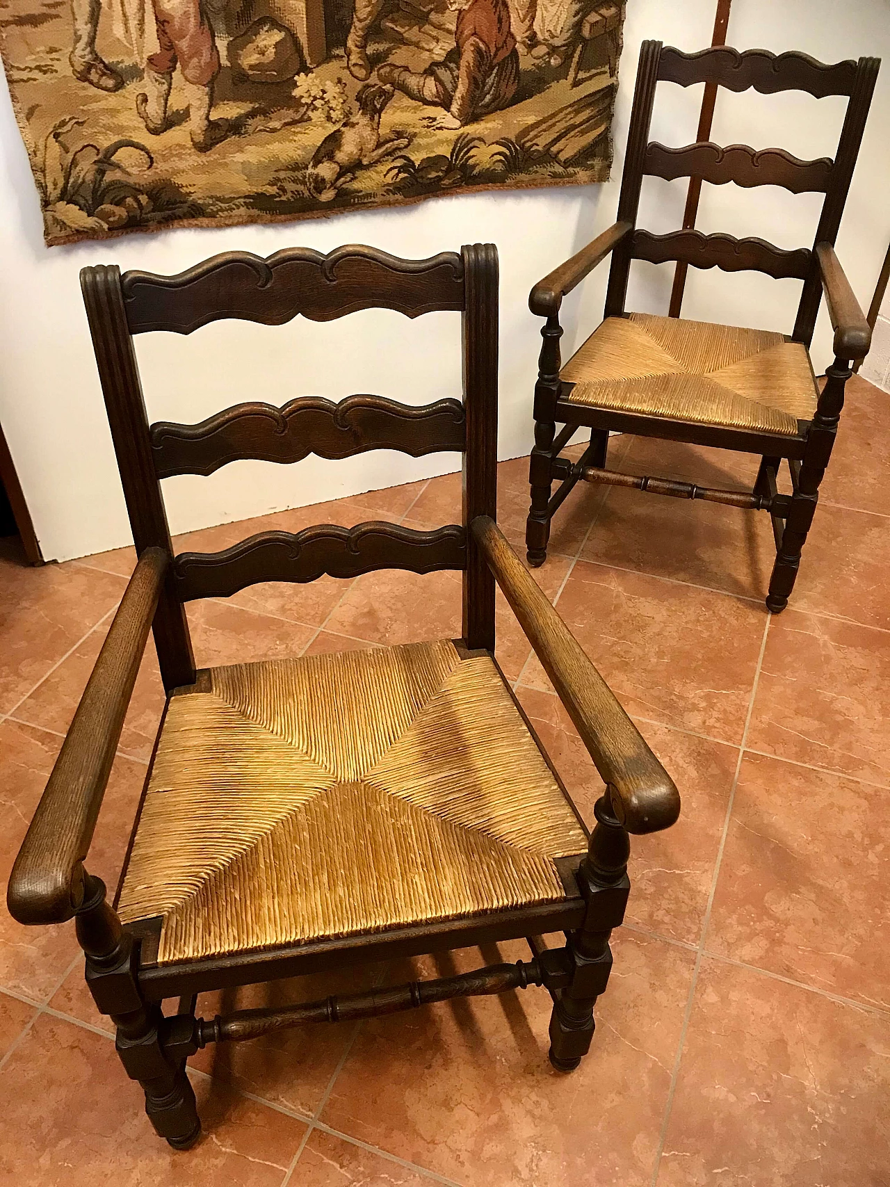 Coppia di Poltrone Capotavola scolpite in legno di rovere con seduta originale intrecciata in paglia, stile Luigi XIII, epoca '800 1223253
