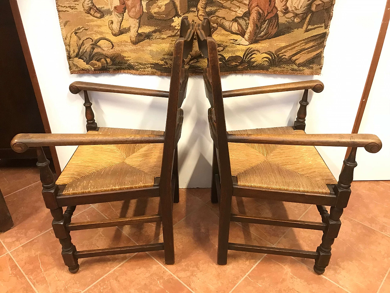 Coppia di Poltrone Capotavola scolpite in legno di rovere con seduta originale intrecciata in paglia, stile Luigi XIII, epoca '800 1223255