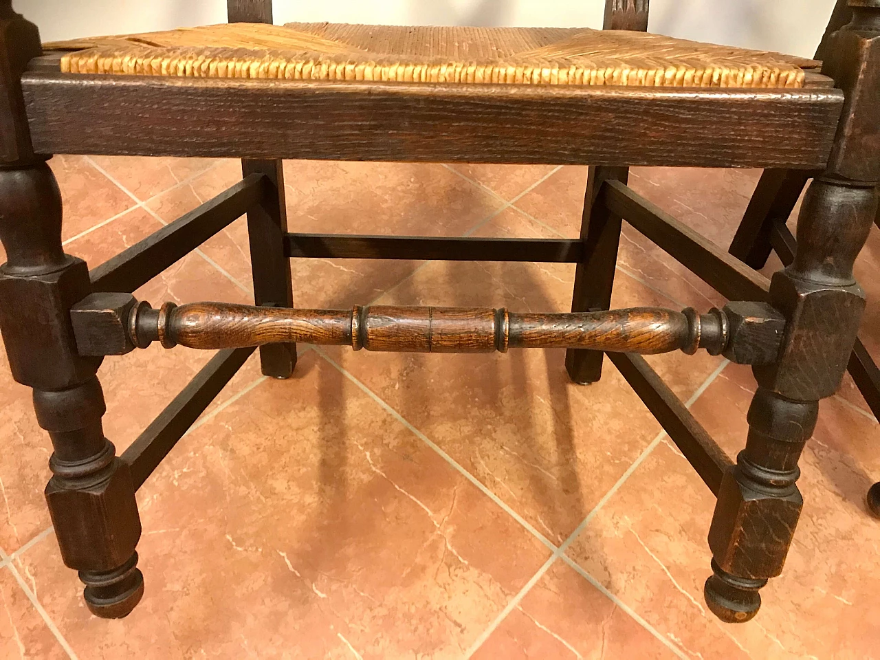 Coppia di Poltrone Capotavola scolpite in legno di rovere con seduta originale intrecciata in paglia, stile Luigi XIII, epoca '800 1223260