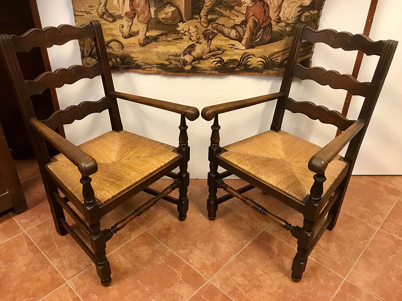 Coppia di Poltrone Capotavola scolpite in legno di rovere con seduta originale intrecciata in paglia, stile Luigi XIII, epoca '800 1223264