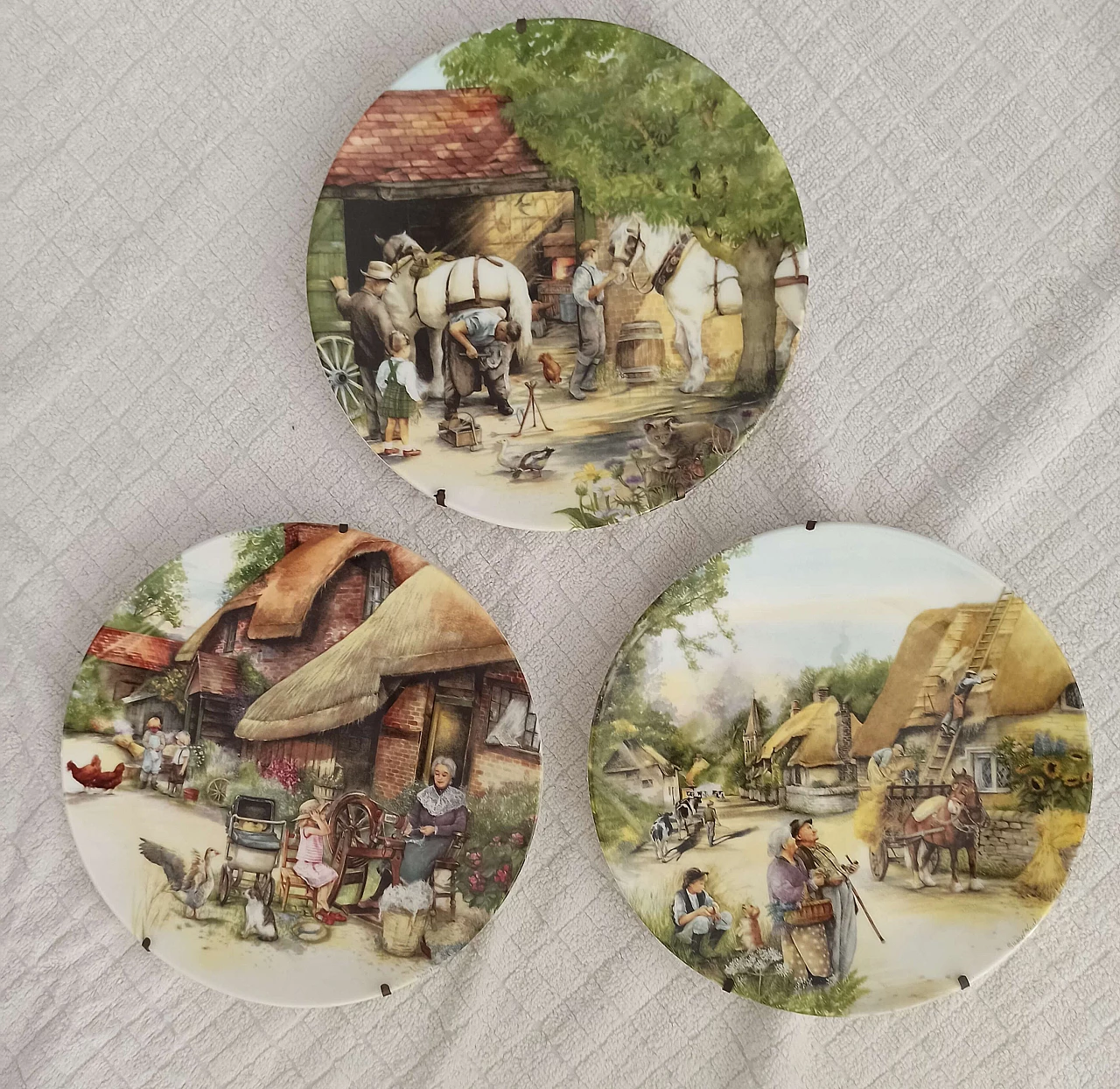 Piatti da parete serie Old Country Craft in ceramica di Susan Neal per Bradex, anni '90 1223561