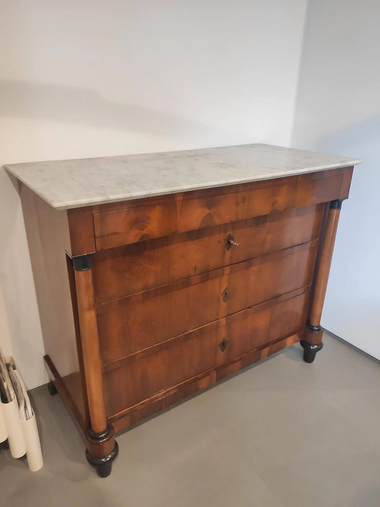 Empire chest of drawers in walnut with marble top, '800 1225961