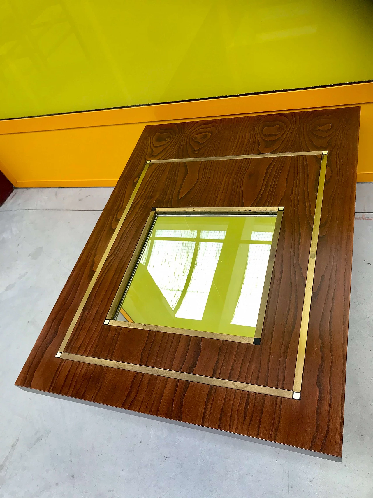 Tavolino da Caffè tipo Willy Rizzo in legno di rovere con specchio e profili di ottone, originale anni '60/'70 1226044