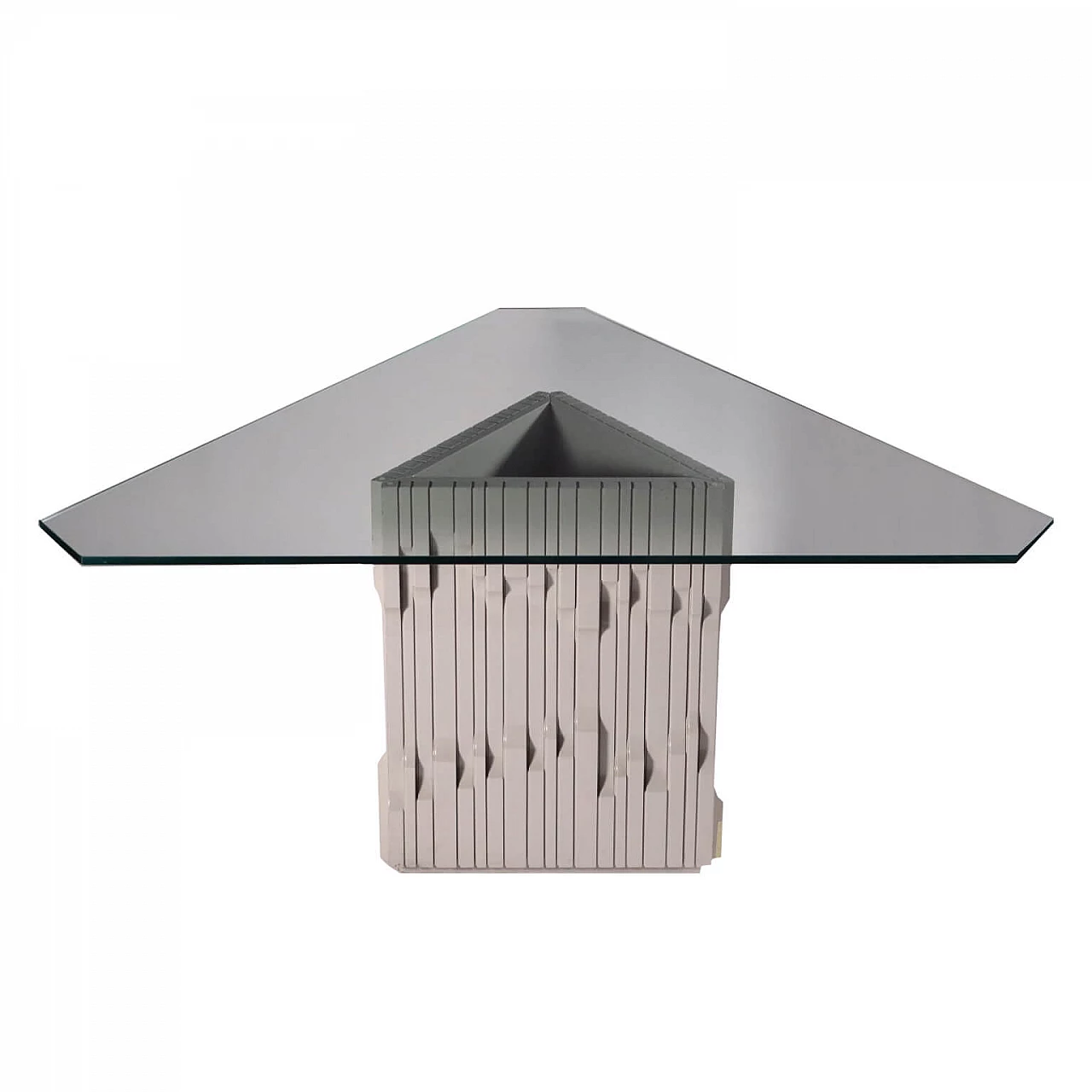 Tavolo Norman triangolare in legno laccato e vetro di Luciano Frigerio, anni '70 1226359